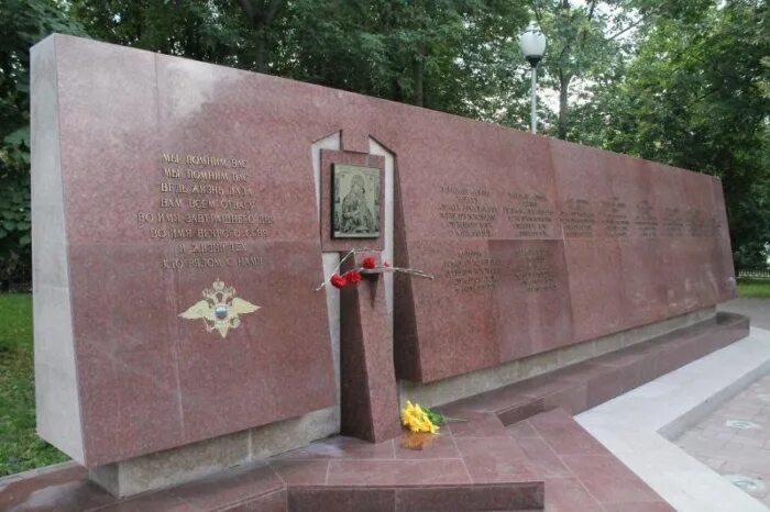 Мемориал череповец. Памятник погибшим сотрудникам увд череповца. череповец мэрия памятник погибшим. мемориал 35 череповец. воинский мемориал череповец.