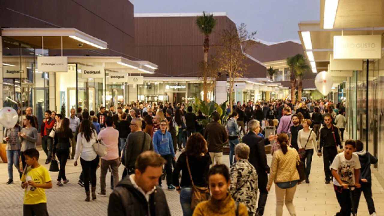 Аутлет белая дача новая рига. Открытие аутлета. Внуково премиум аутлет. Открытие аутлета. Деревня аутлет москва.