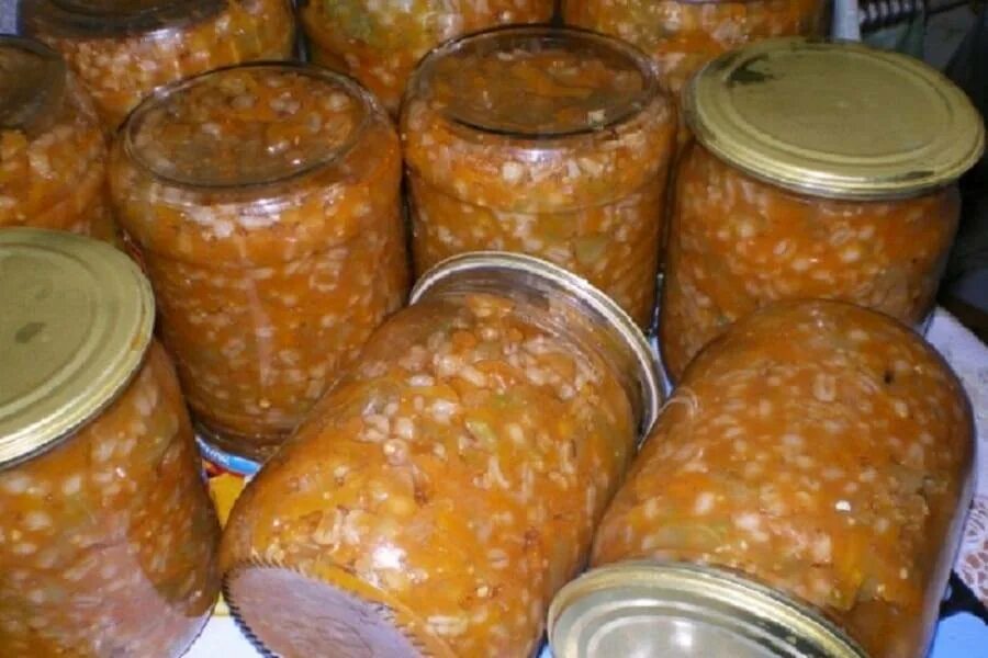 Рассольник на зиму с перловкой и свежими огурцами на зиму. Заготовки на зиму рассольник с перловкой. Рассольник на зиму с перловкой и свежими огурцами. Заготовка рассольника на зиму. Рассольник на зиму в банках.