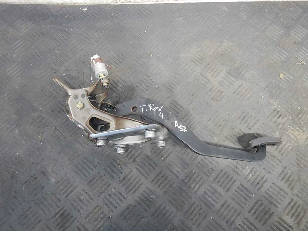 Тормоз на рав 4 тойота педаль. Педали рав 4 2007. Педаль тормоза рав 4. Фиксатор педали тормоза на рав 4 2017г. Тойота рав 4 педали.