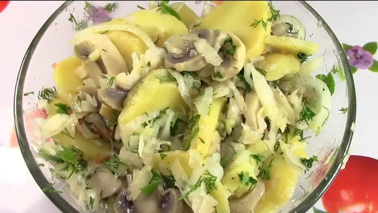 солянка с квашеной капустой. грибы с кислой капустой. грибной суп «по-ленинградски». тушеная капуста с шампиньонами. салат с картофелем и квашеной капустой.