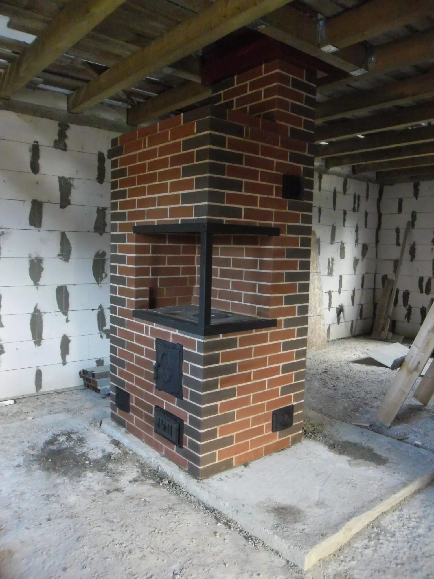 Над печной. Вытяжка для кирпичной печки. Кирпичный дымоход для металлической печи. Печь с шамотной топкой. Красивые кирпичные печи.