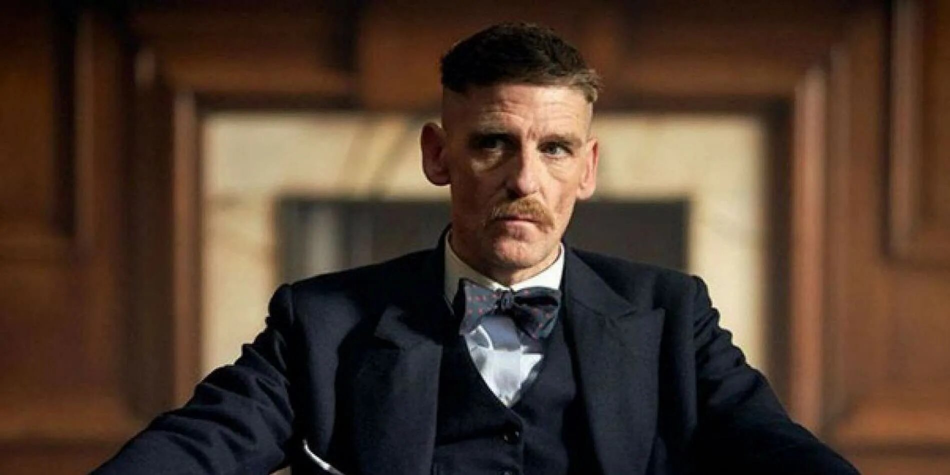 Киллиан мерфи 2021. Больший из острых. Острые козырьки артур шелби. Артур 4 сезон острые козырьки. Костюм томаса шелби.