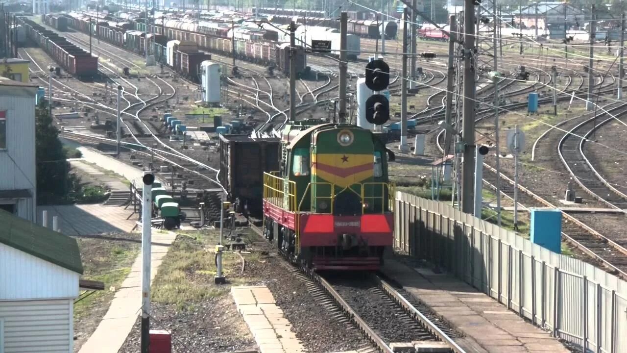 Железная дорога горки. Сортировочная горка ржд. чмэ3 сортировочная горка. роспуск вагонов с горки. роспуск вагонов с сортировочной горки.