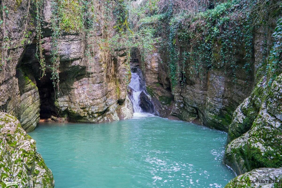 Агурские водопады краснодарский край. Водопад Чертова купель Сочи. Агурский водопад Сочи. Агурское ущелье в Сочи.