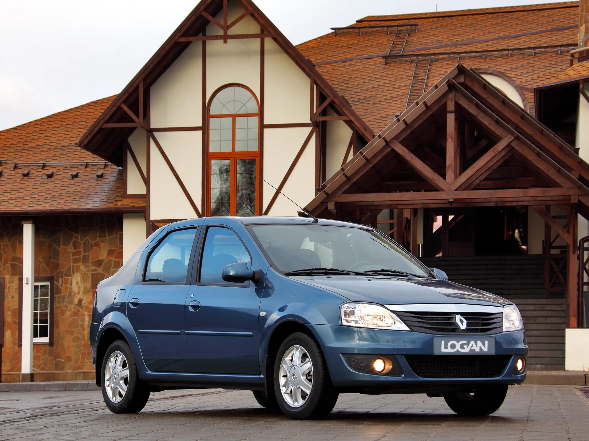 Бюджетные легковые автомобили. Рено Логан 1 поколение. Рено Логан 1.6 2004. Renault Logan 10. Ренавлт лргсн.