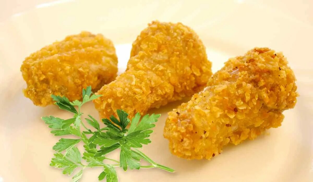 Куриные крылья в панировке. Куриные крылышки d gfybhjdrrt. Крылышки в панировке кфс. Крылышки в панировке. Крылья в панировке.