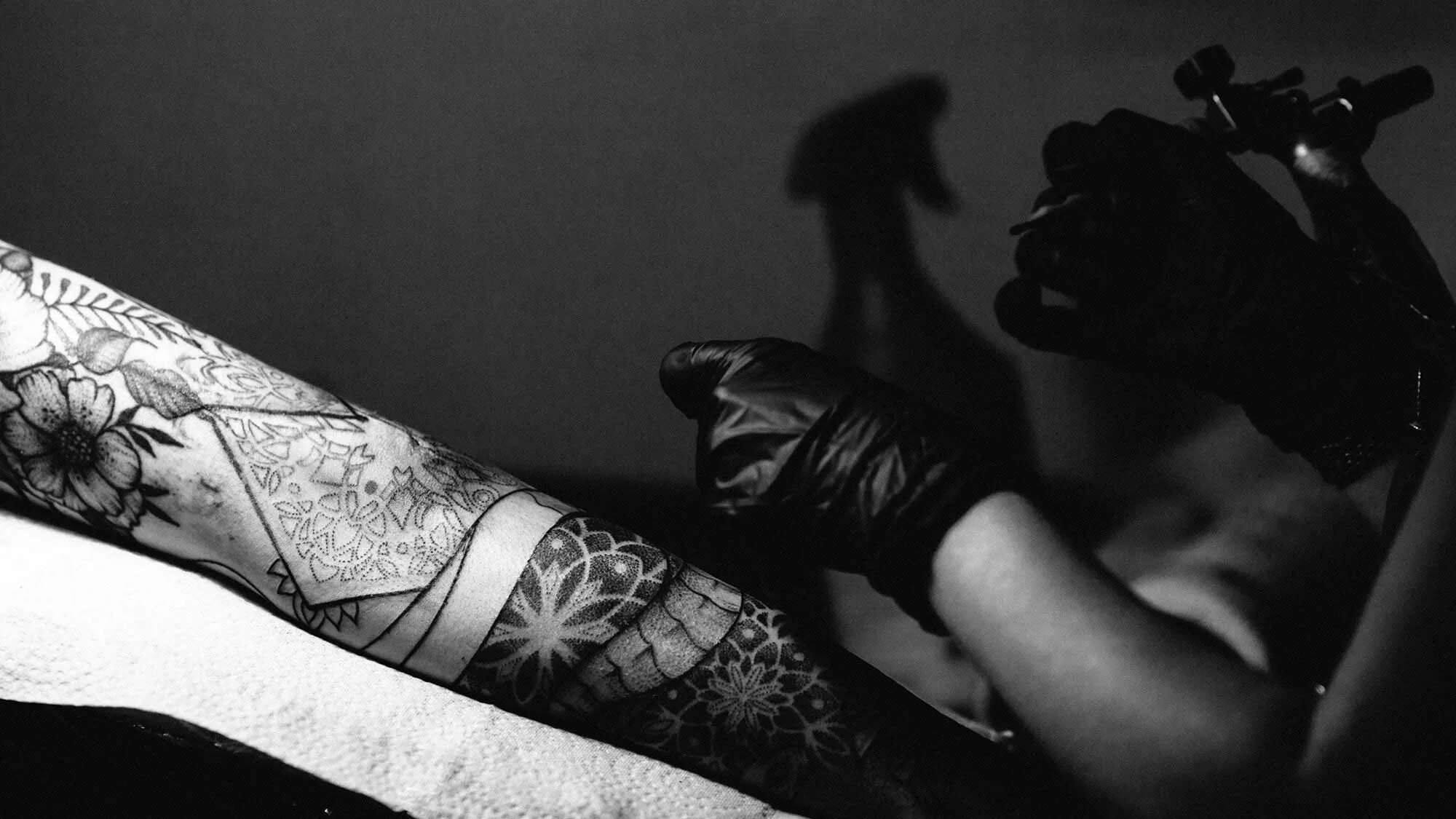 прикольные тату на руке женские. сложный фон тату. тату пицца эскиз. задний фон для тату. красивый фон для татуировок.