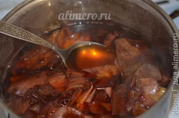 Скумбрия в рассоле в луковой шелухе. Скумбрия в луковом маринаде с чайной заваркой. Мвринад до скумбрии с шелухой. Скумбрия в чайном рассоле и луковой шелухе. Луковая шелуха маринад.