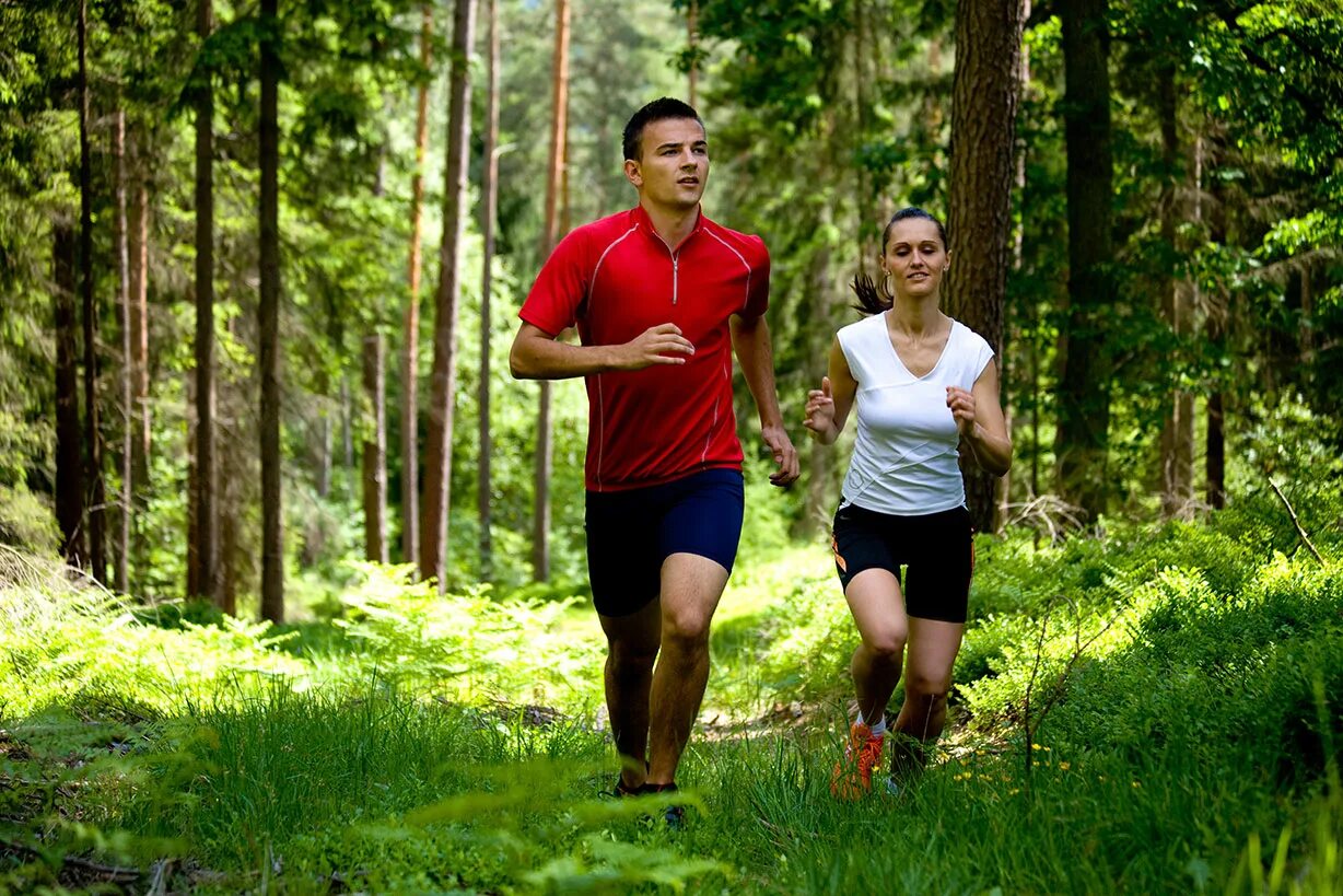 Спорт на природе. Занятие спортом. Занятие спортом на природе. Прогулка на природе. People sports to be healthy