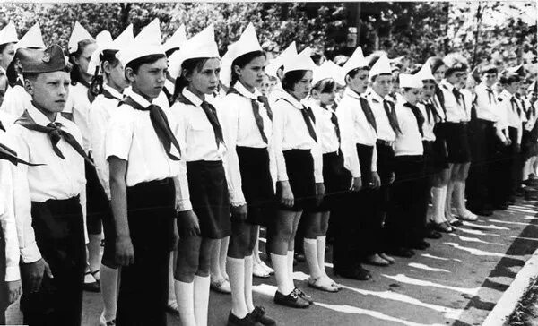 Пионерский отряд в пионерском лагере. Отряд пионеров. Парад пионеров. Современные пионеры. Современные пионеры.