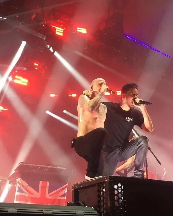 Linkin park chester bennington 2017. Честер беннингтон на концерте. Похороны честера беннингтона. Честер беннингтон 2017 live. Линкин парк poster.
