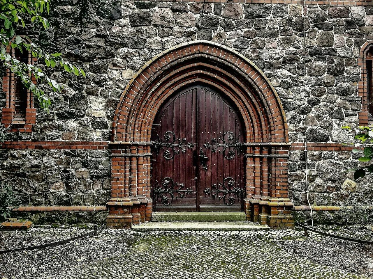Открой входные ворота. Крепость Абаата арочные ворота. Крепость Абаата Абхазия Церковь арочные ворота. Арка в замке. Каменная арка Фетхие.