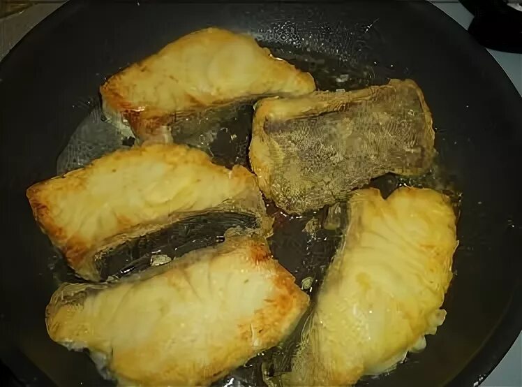 Сом как приготовить вкусно на сковороде. Сковорода для жарки рыбы. Жарка сома на сковороде. Щука жареная на сковороде. Приготовление сома на сковороде.