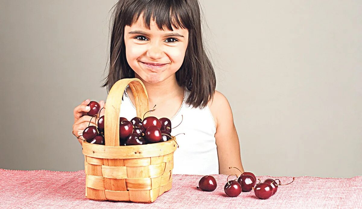 От яблок можно поправиться. Девушка ест черешню. Девочка кушает вишню. Фотосессия новорожденного с черешней. Ребенок кушает вишню.
