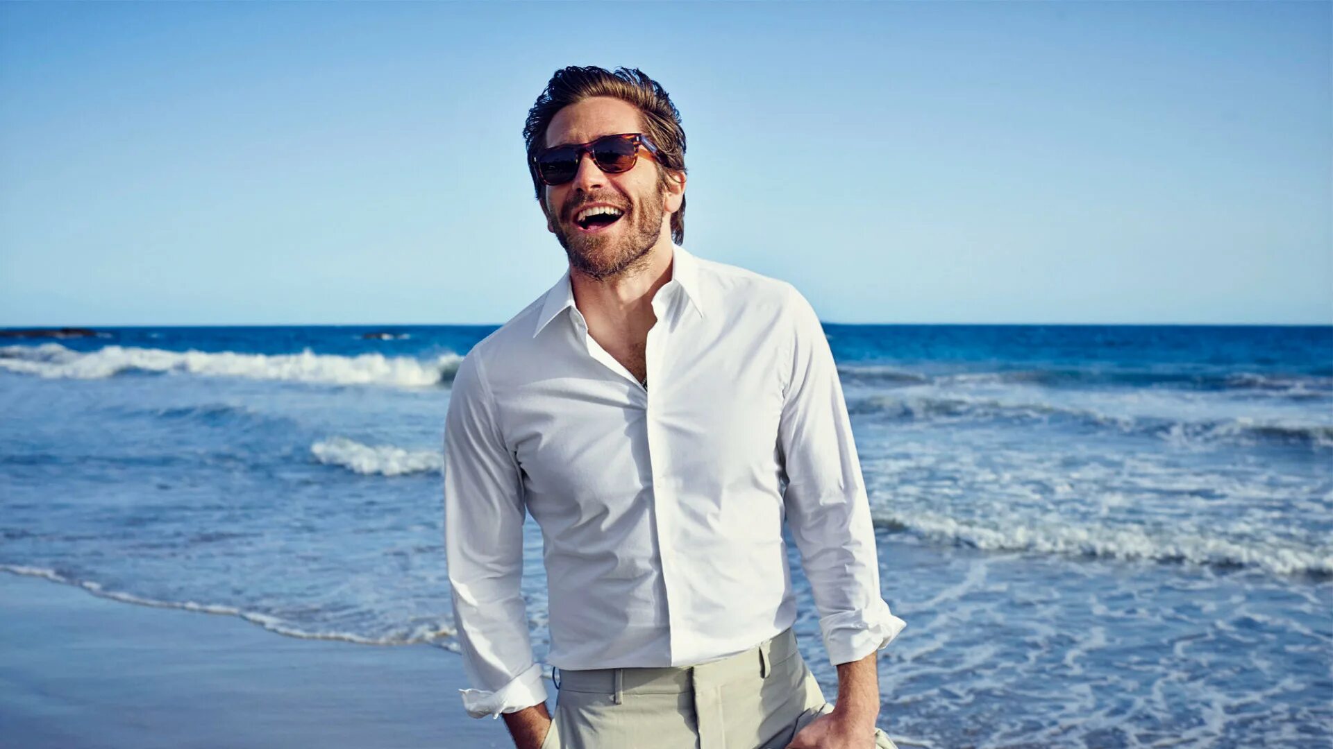 Мужчина свежий. Jake Gyllenhaal Photoshoot. Успешный мужчина. Мужчина на фоне моря. Мужчина на пляже.