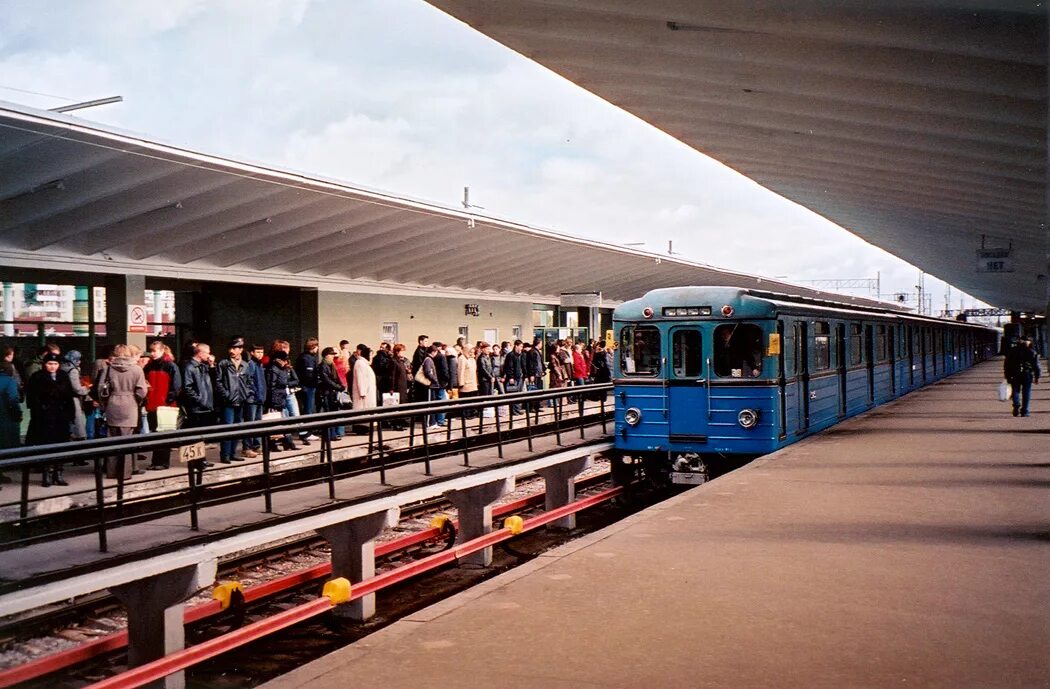 Включи случайную станцию. Станция метро Выхино. Станция Выхино. Станция метро Выхино Москва. Станция Птыхино метрополитен.