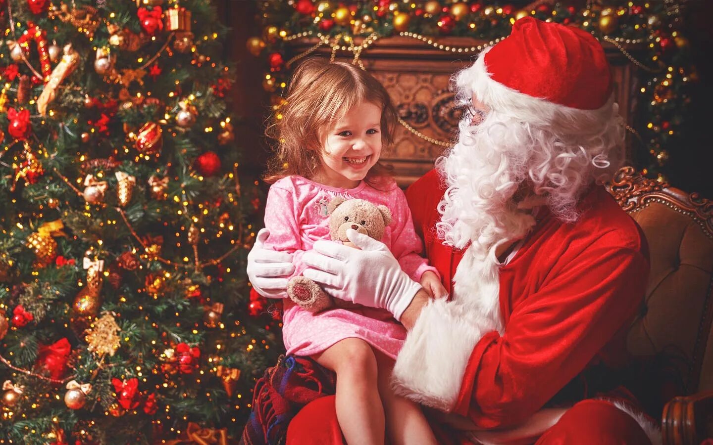 Малыши дед мороз. Дед Мороз и девочка. Дед Мороз для детей. Новый год дети дед Мороз. Санта и дети.