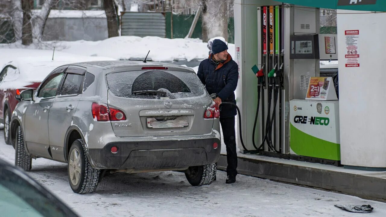 Бензин подешевел. Бензин дешевеет. Бензин подешевел в России. Бензин дешевый фото. Когда подешевеет бензин