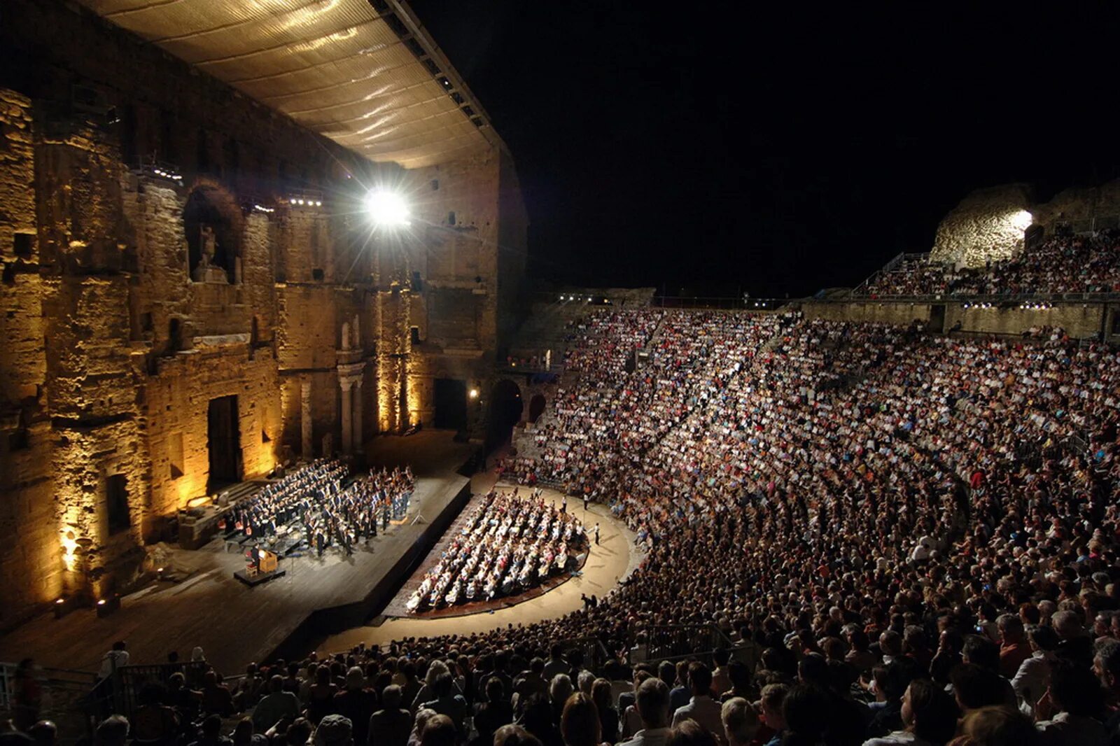 Concerts theatre. Оранж Франция амфитеатр. Франция оранж античный театр. Амфитеатр в оранже Франция. Франция город оранж древнеримский театр.