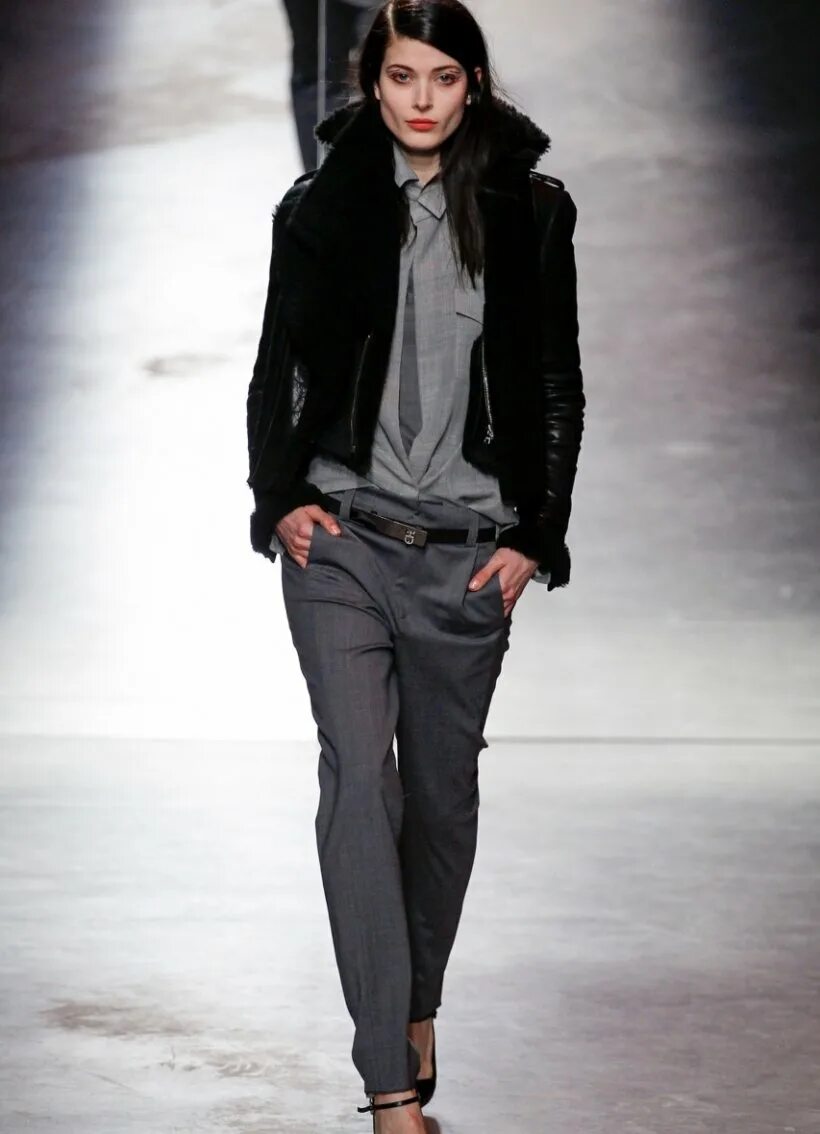 Брюки под кожаную куртку мужскую. Массимо дутти коричневый стиль. Какую куртку под брюки. Бомбер с рубашкой. Авиатор массимо дутти.