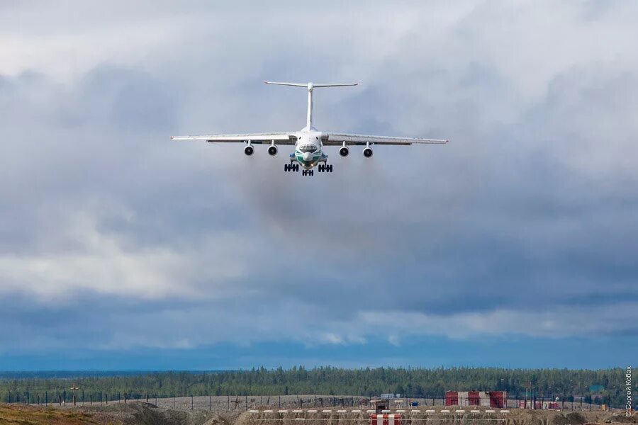 ил 76 впп. ил 76 из кандагара. кадры посадки военнопленных в ил 76. посадочная полоса ил 76. захват ил-76 в кандагаре 1995.