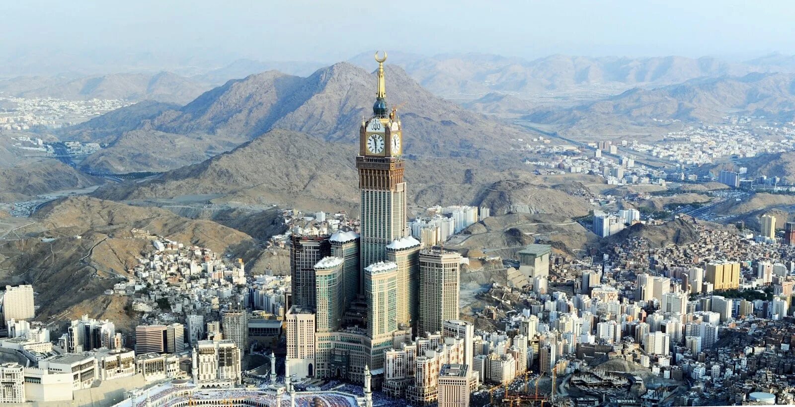 Г мекка. Абрадж Аль-Бейт Мекка. Часовая башня Абрадж Аль-Бейт. Брадж Аль-Бейт, Мекка, Саудовская Аравия. Аравия город Мекка.