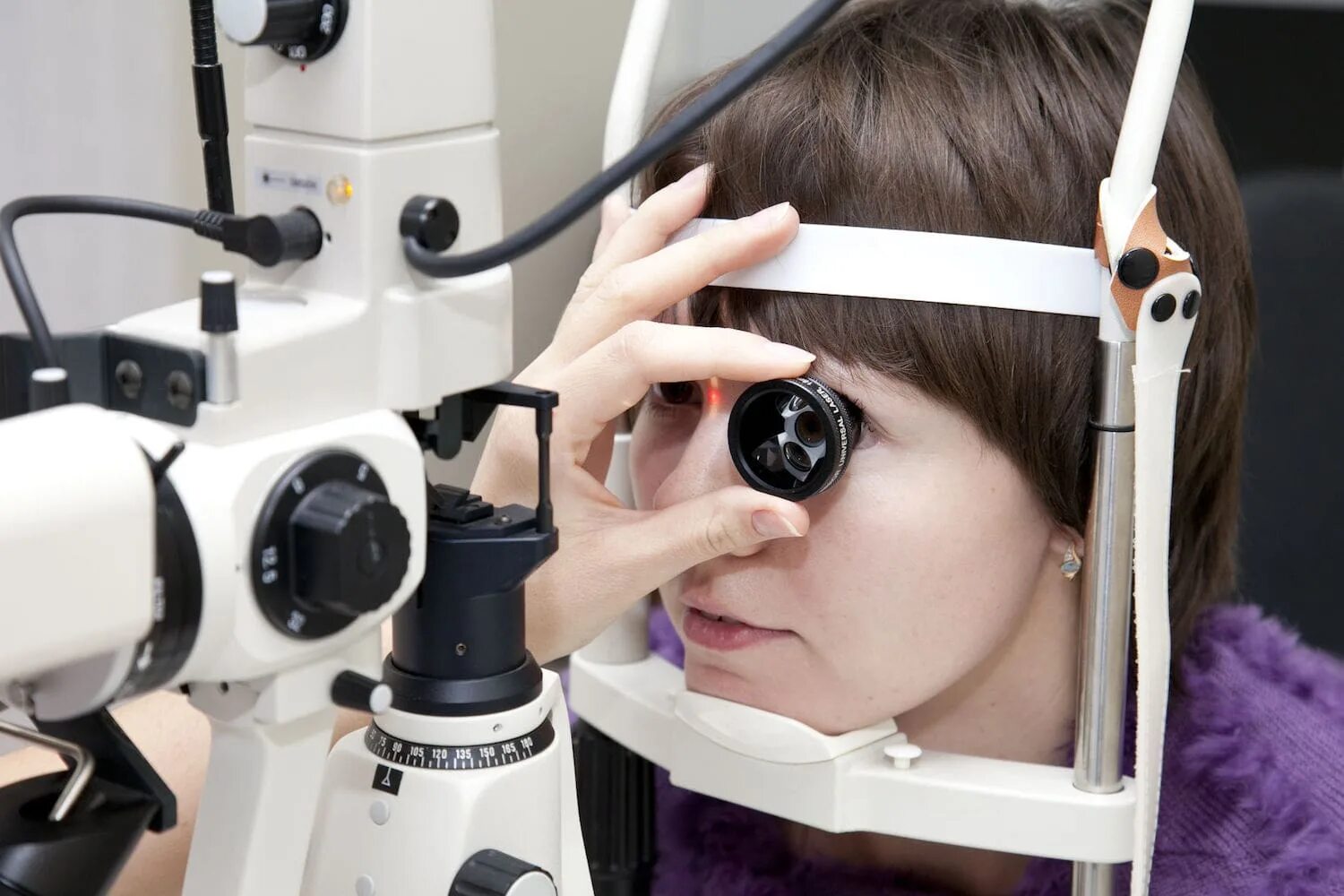 проверка зрения для линз. миопия это в офтальмологии. проверка зрения для линз. биомикроскопия глаза визометрия. очки офтальмолога.