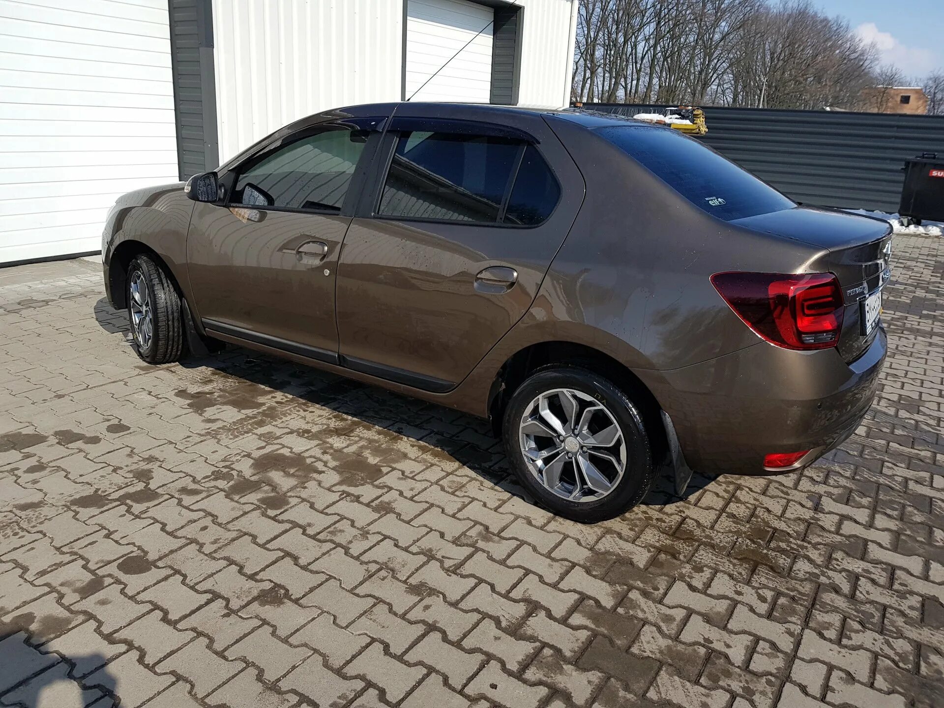 Рено логан 2 какие диски. Renault logan 2 r17. логан 2 r16. рено логан 2 на 16 дисках. рено логан 2 r18.
