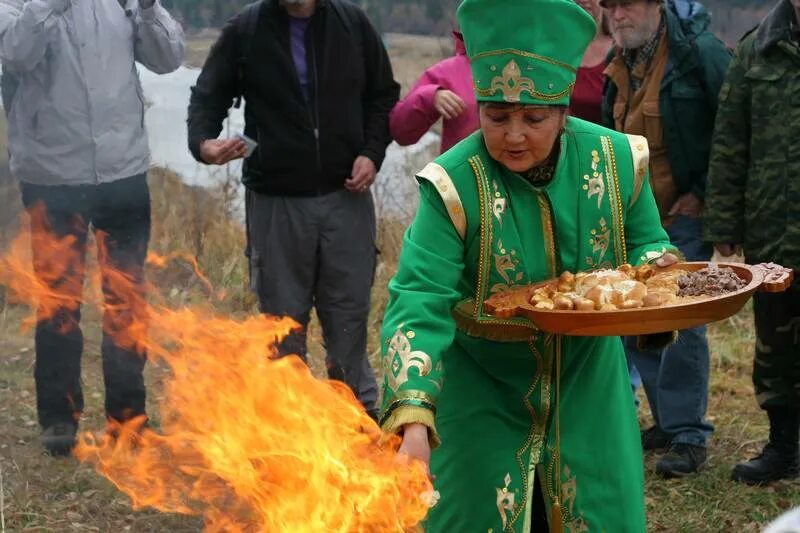 Кидать в огонь. Почитание огня алтайцы на Алтае. Алтайцы шаманы. Огонь у алтайцев. Культ огня у алтайцев.