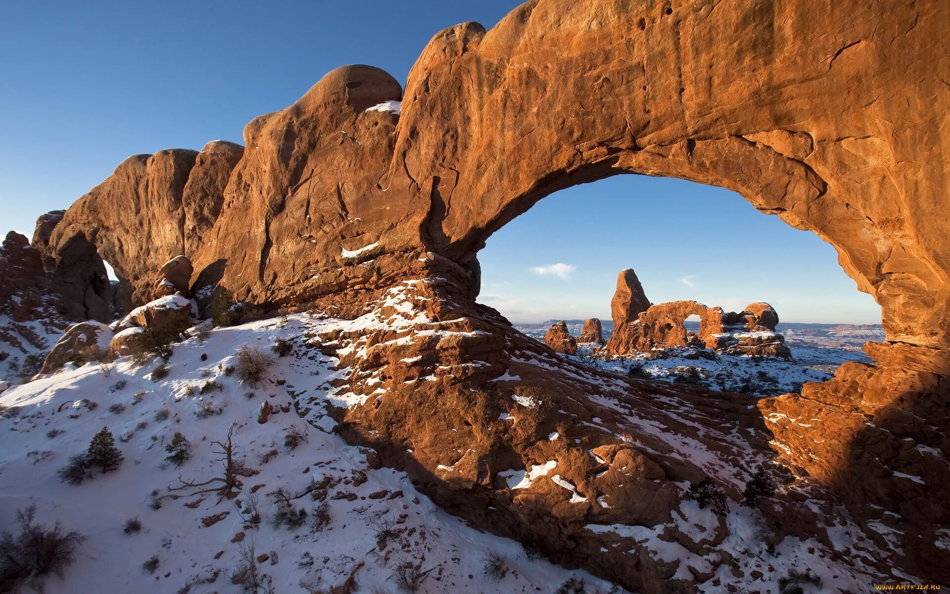 Арка горы. Национальный парк арки США. Арка в скале. Скалы зимой. Горная арка.