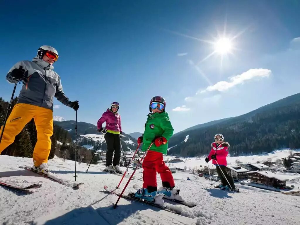 Skiing holiday. Семья на горнолыжном курорте. Ski Holiday. Королевская семья на горнолыжном курорте.