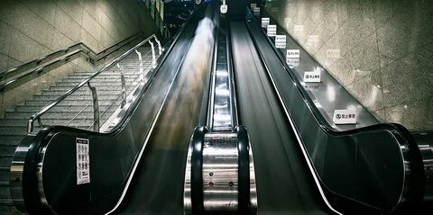 Эскалатор метро поднимается 1 м с