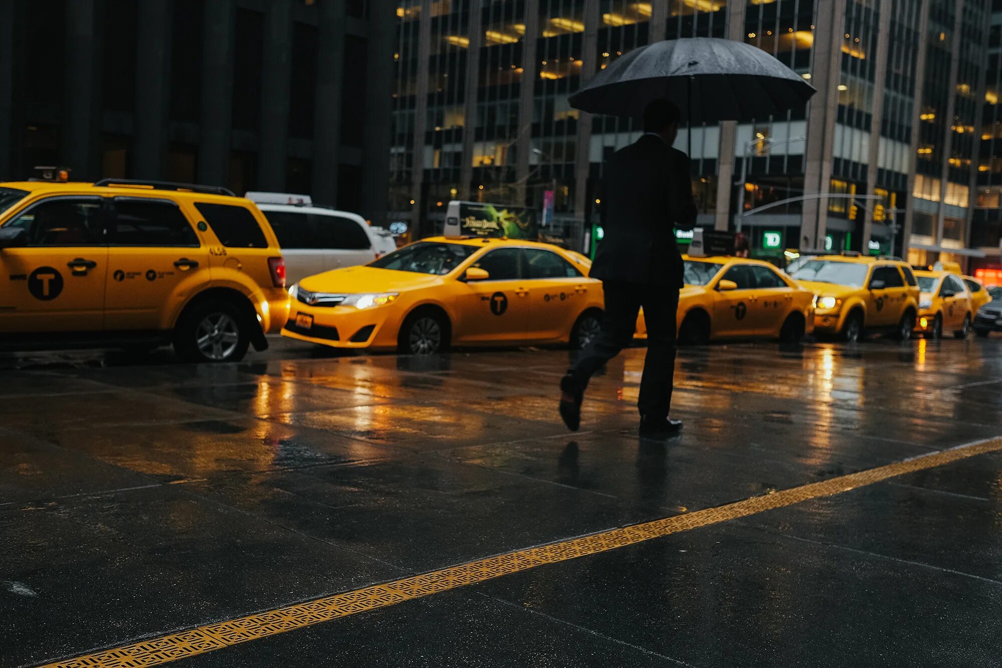 Человек садится в такси. Такси Нью-Йорка. Такси ночью. Машина "такси". Такси в дождь.