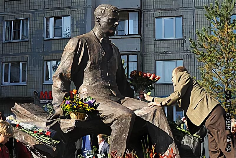 Памятник шостаковичу в санкт петербурге. Памятник дмитрию шостаковичу в санкт-петербурге. памятник шостаковичу в санкт-петербурге на улице шостаковича. памятник шостаковичу самара.