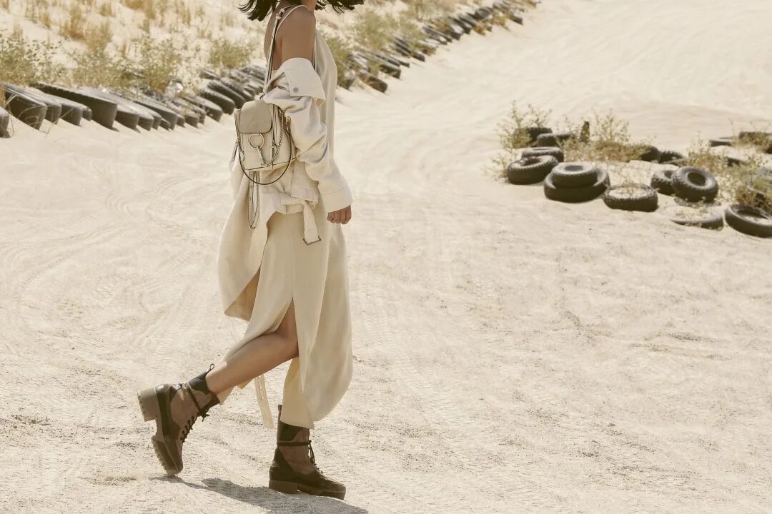 Одежда в пустыне женская. Одежда для пустыни. Пустыня. Одежда для пустыни. Одежда бедуинов в пустыне.