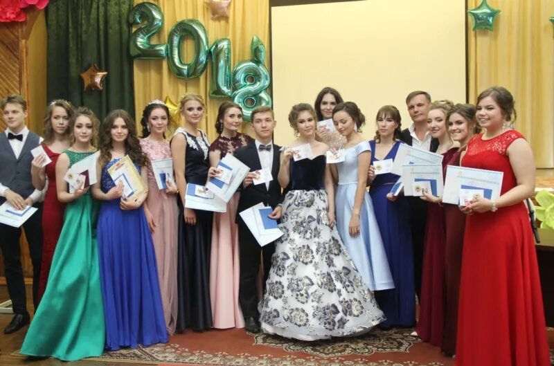После 11 класса чебоксары. 28 школа чебоксары. г новочебоксарск школа 17. школа 19 новочебоксарск выпускники. платье на выпускной в средней школе.