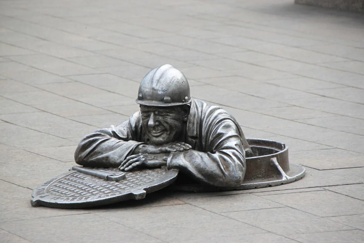 Памятник сантехнику в омске. Памятник сантехнику степанычу в омске. Сантехник в омске. Степаныч омск памятник. Сантехник в омске.