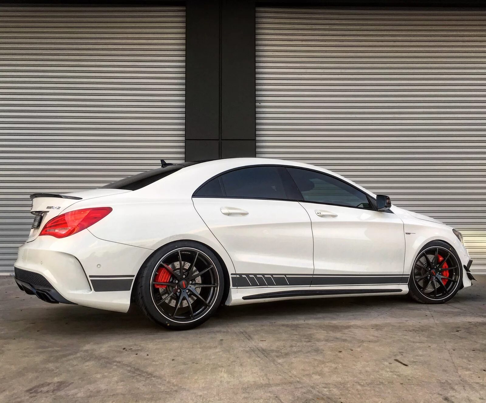 Мерин в полосы. Мерс CLA 45 AMG. Мерседес Бенц ЦЛА 45 АМГ. CLA 45 AMG 2015. Cla45 AMG полоски.