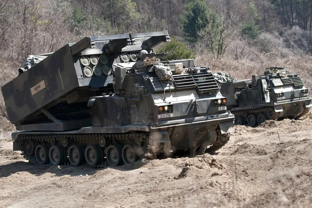 Реактивных систем залпового огня mlrs. Рсзо м270 mlrs. американская рсзо м270. рсзо сша m270 mlrs. рсзо млрс м270.