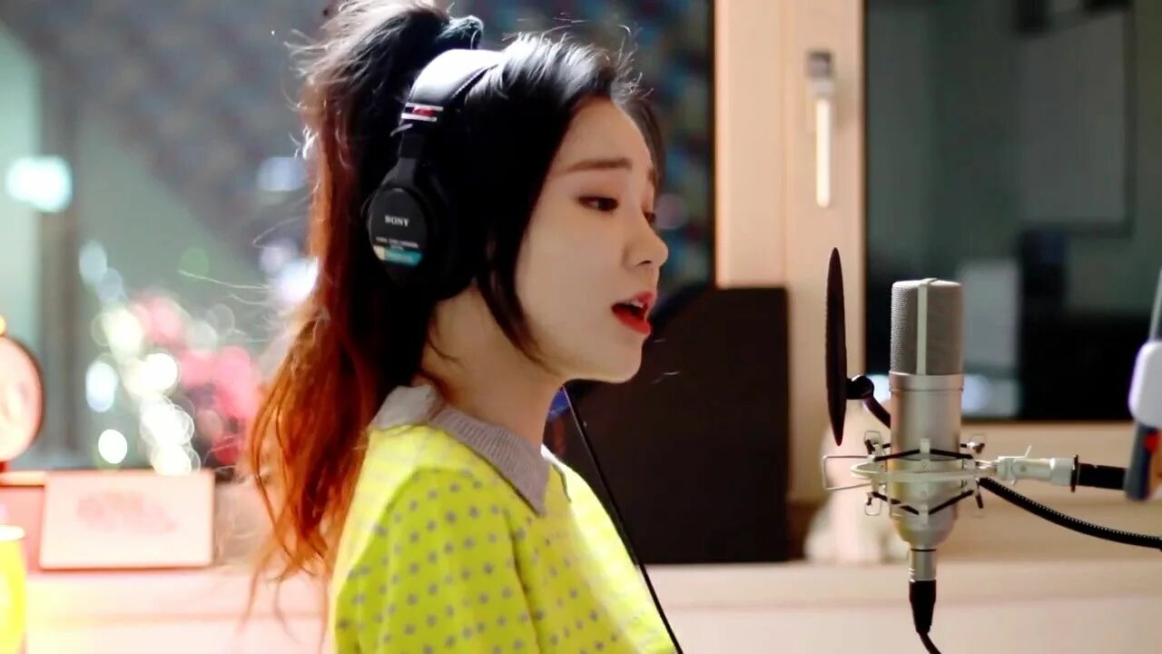 ариана гранде с микрофоном. девушка поет. ариана гранде 2022. девушка поет. девушка поет в микрофон.