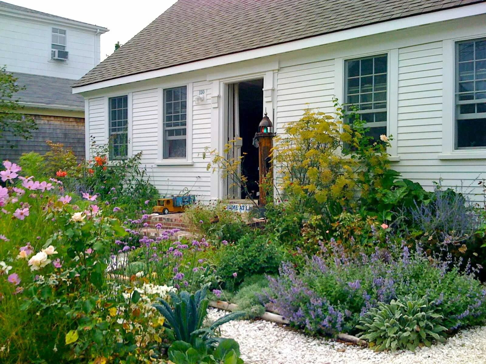 Фото полисадники около дома. Палисадник Энфилд. Цветы перед домом. Красивый палисадник перед домом. Цветник перед домом в деревне.