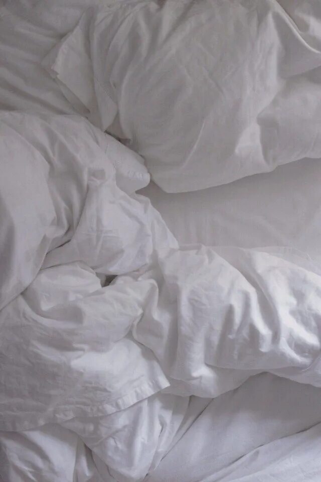 Помятые простыни песня. Белое Мятое постельное белье. Белая постель Эстетика. Белое постельное белье Эстетика. Мятая простынь.