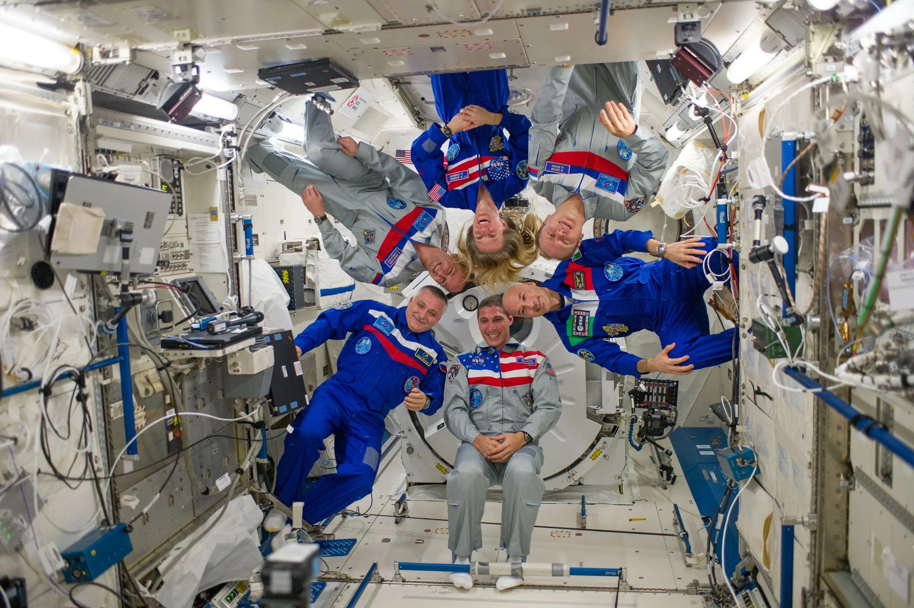 Какая космическая станция сейчас работает в космосе. Российские космонавты на МКС Невесомость. Космонавты на космической станции. Космонавт в корабле.