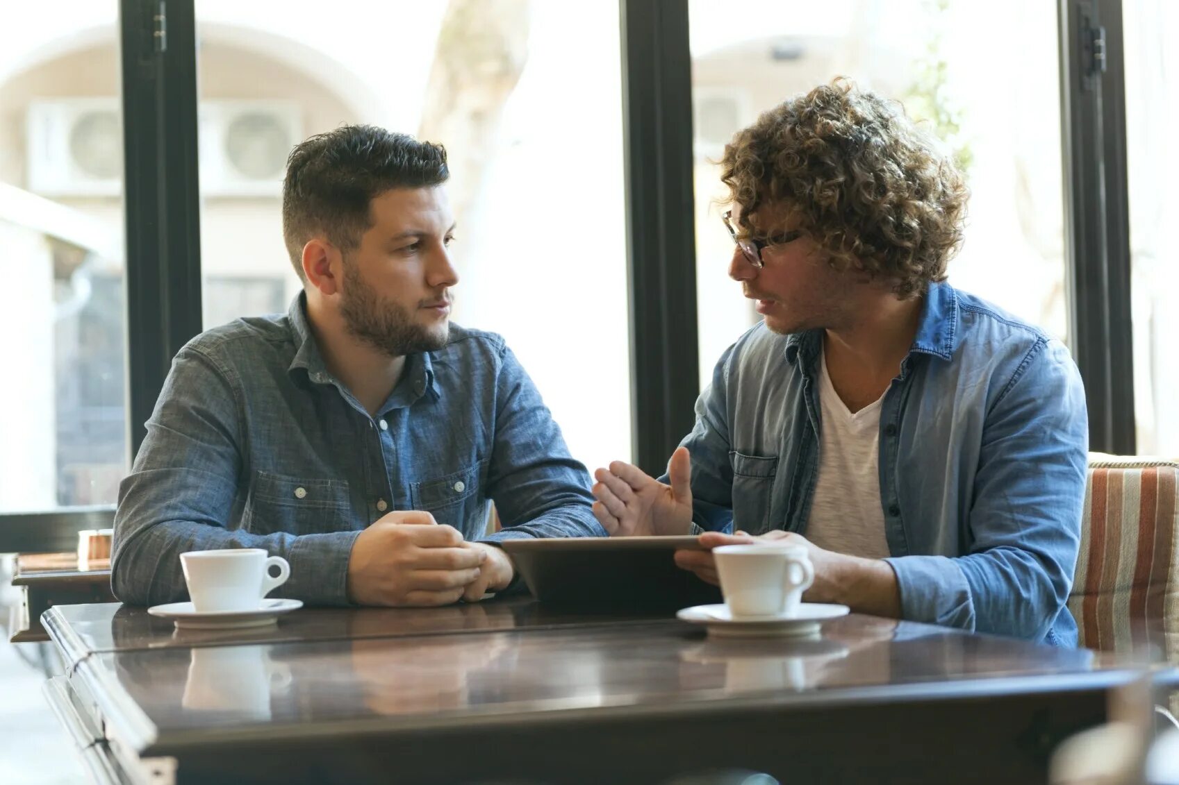 You and your friend are discussing. Нетворкинг с кофе. нетворкинг в кафе. &quot;casual meeting&quot;. meeting friends.