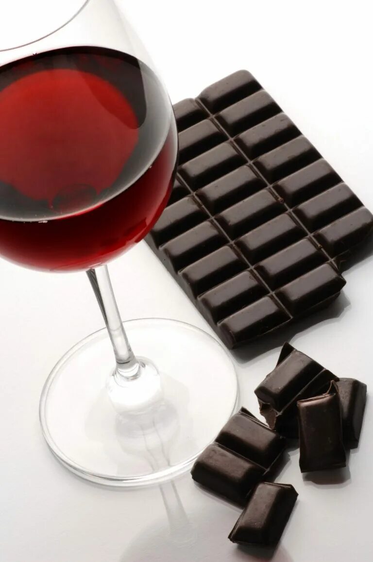 Шоколадка вино. Красное вино и шоколад. Красное вино. Бокал вина и шоколад. Шоколадка с вином.