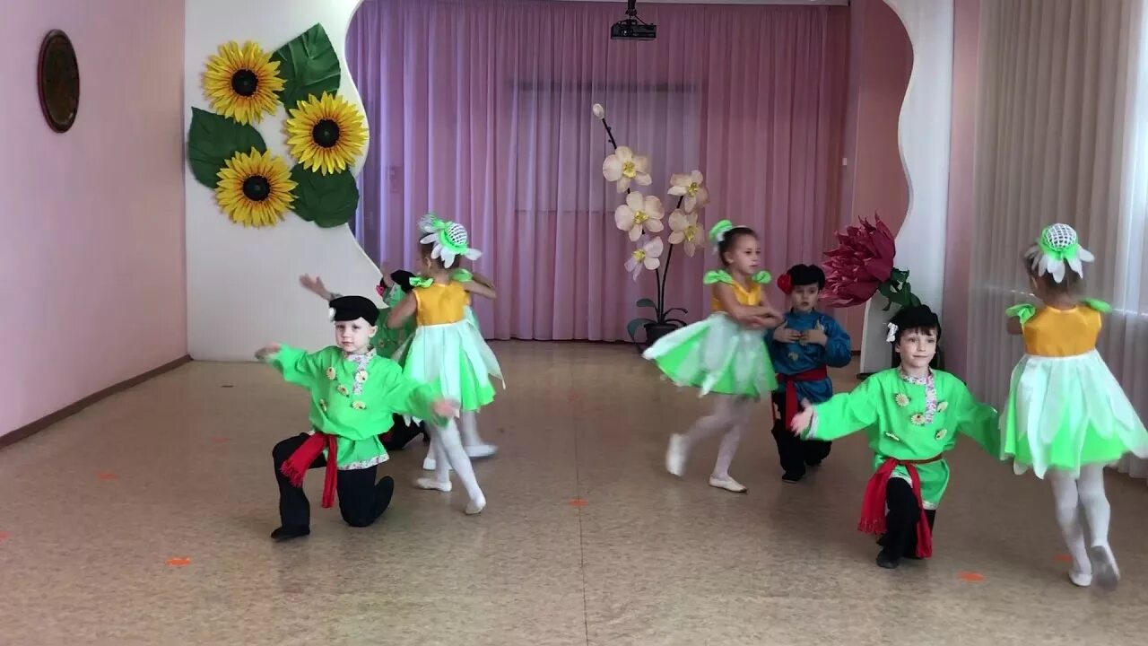 Песня танец ромашка. Танец с ромашками. Танец ромашки в детском саду. Танец Ромашка цветок полевой в детском саду. Танец с ромашками в ДОУ.