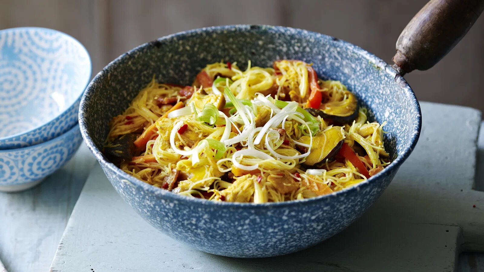 Стиль лапша. Singapore-Style Noodles. Сингапурская лапша. Стеклянная лапша по сингапурски. Лапша по-сингапурски Вегетарианская.