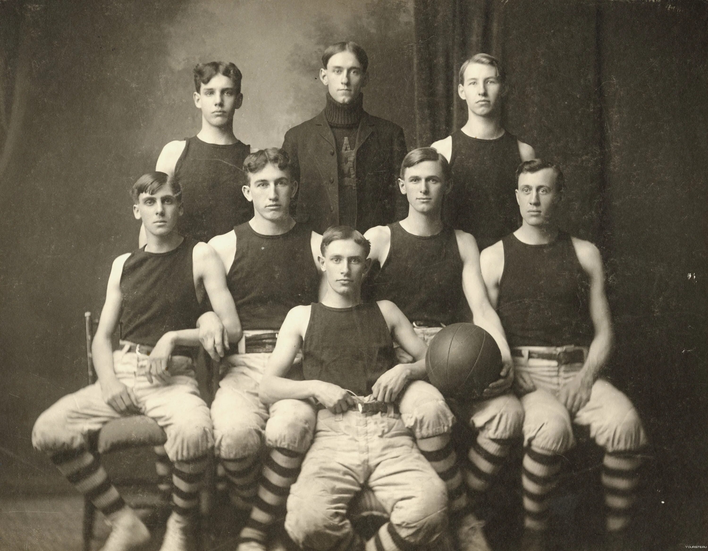 Первая команда. Джеймс Нейсмит первый баскетбол. Первая баскетбольная команда Джеймса Нейсмита. Баскетбол в 1891 году. Первая официальная игра в баскетбол 1892.
