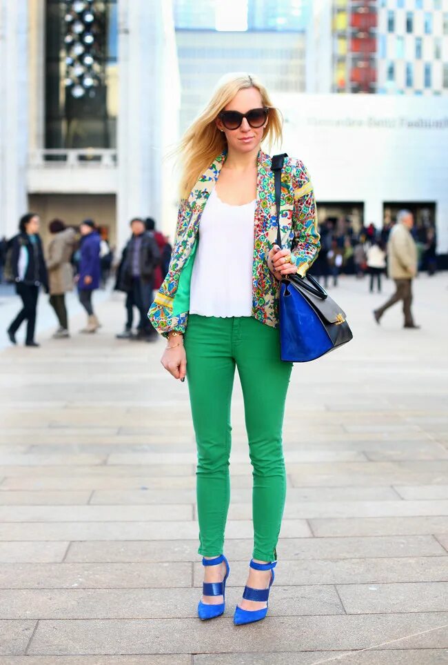Образ с зелеными штанами. Зеленые джинсы. Сочетание с зелеными брюками. Брюки светло зеленые. Сине зеленые кроссовки